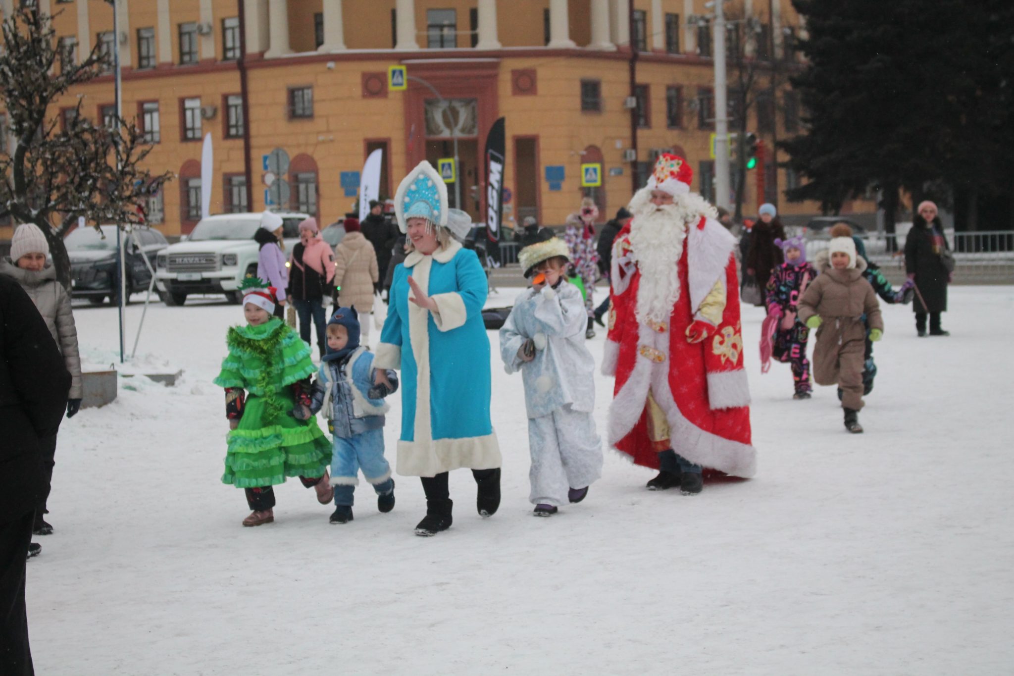 Сегодня в Кемерове открылся ледовый городок на площади Советов (фоторепортаж)