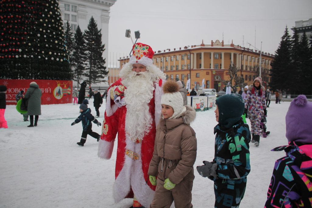 Сегодня в Кемерове открылся ледовый городок на площади Советов (фоторепортаж)