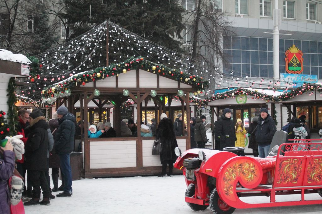 Сегодня в Кемерове открылся ледовый городок на площади Советов (фоторепортаж)