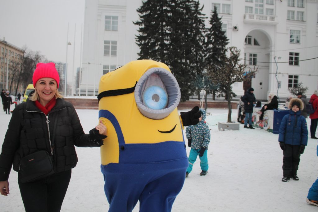 Сегодня в Кемерове открылся ледовый городок на площади Советов (фоторепортаж)