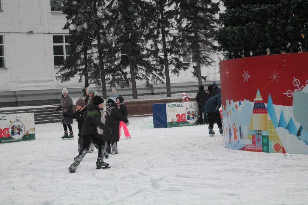 Сегодня в Кемерове открылся ледовый городок на площади Советов (фоторепортаж)