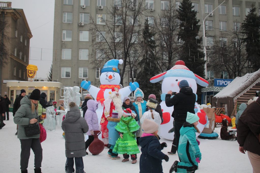 Сегодня в Кемерове открылся ледовый городок на площади Советов (фоторепортаж)