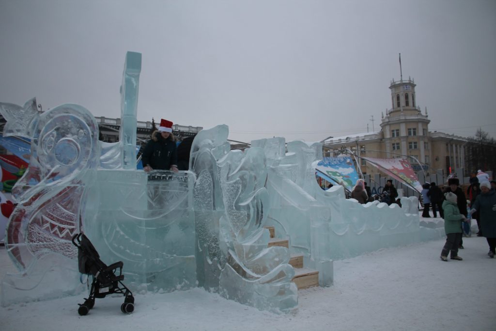 Сегодня в Кемерове открылся ледовый городок на площади Советов (фоторепортаж)