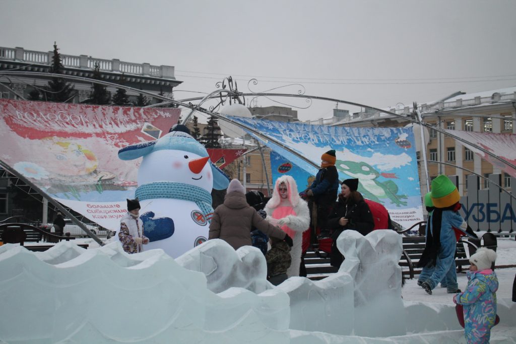 Сегодня в Кемерове открылся ледовый городок на площади Советов (фоторепортаж)