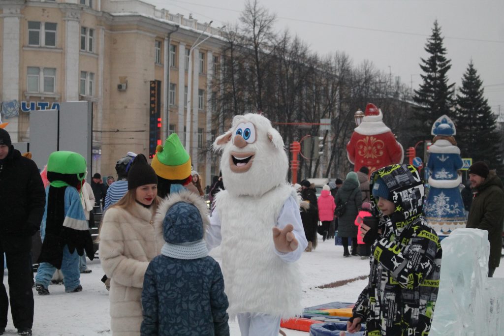 Сегодня в Кемерове открылся ледовый городок на площади Советов (фоторепортаж)