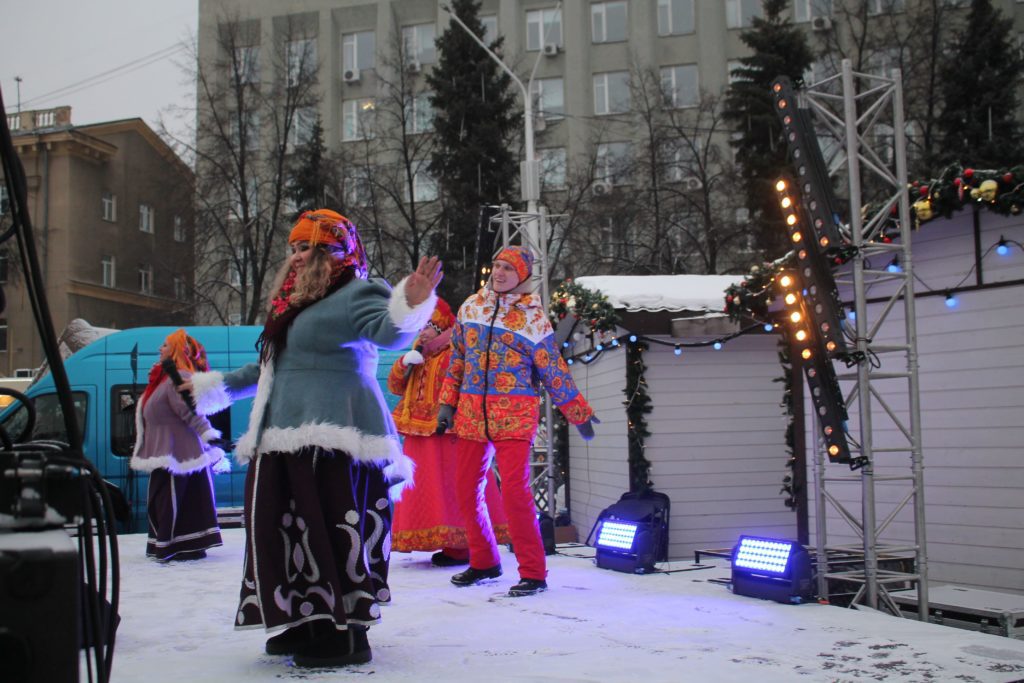 Сегодня в Кемерове открылся ледовый городок на площади Советов (фоторепортаж)