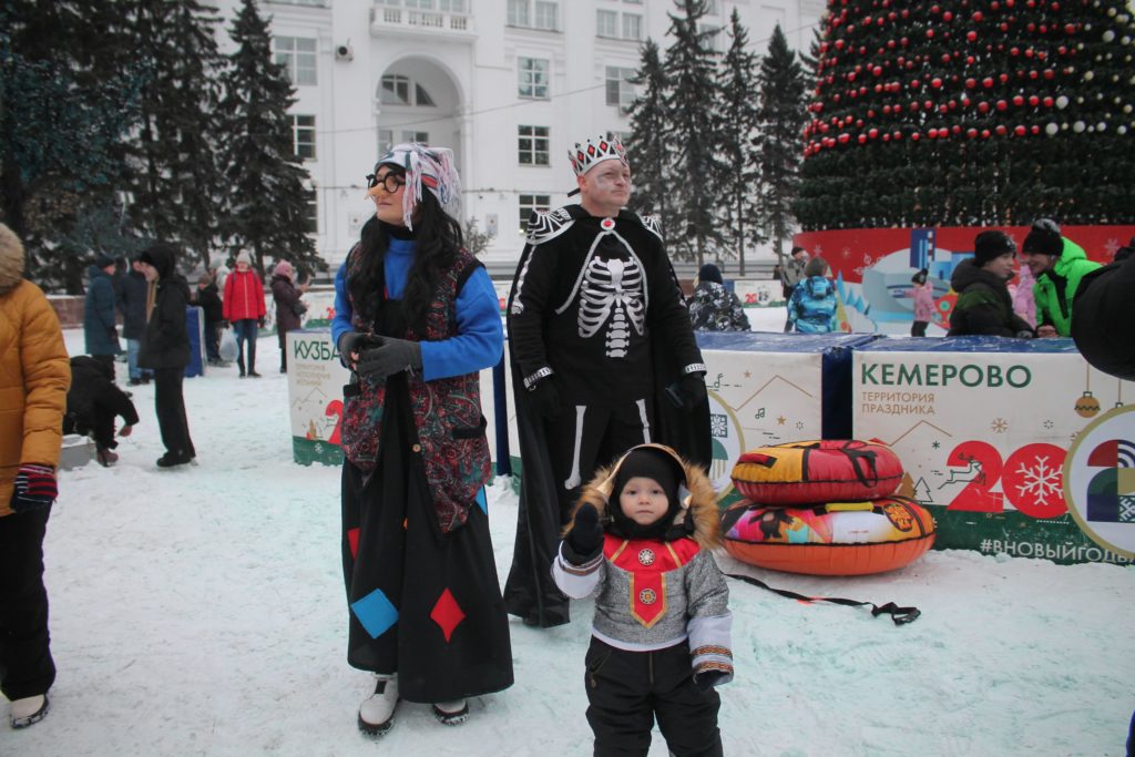 Сегодня в Кемерове открылся ледовый городок на площади Советов (фоторепортаж)