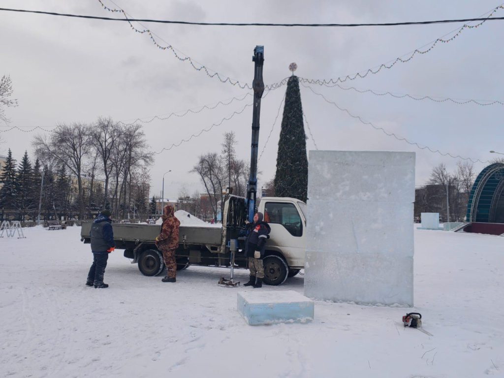 В Саду Алюминщиков Новокузнецка приступили к созданию ледового городка