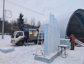 В Саду Алюминщиков Новокузнецка приступили к созданию ледового городка