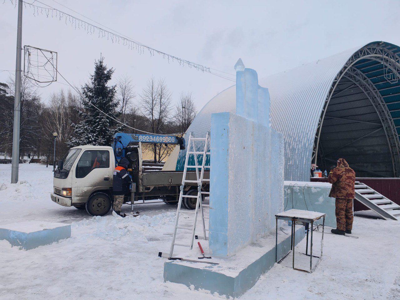 В Саду Алюминщиков Новокузнецка приступили к созданию ледового городка