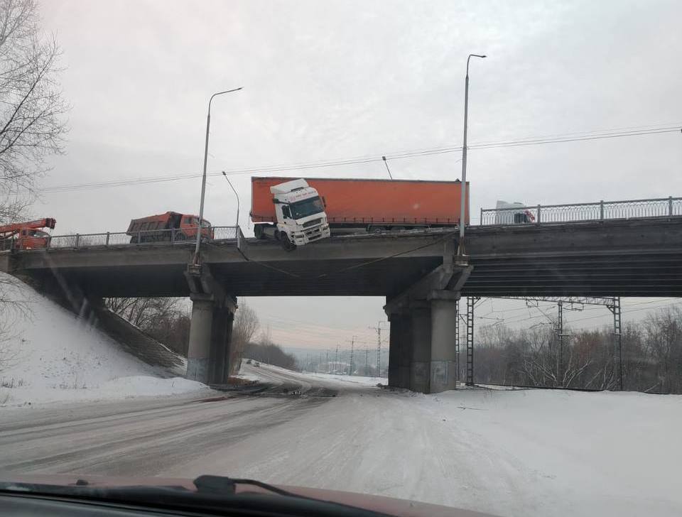 В Новокузнецке на развязке фура чуть не слетела с моста