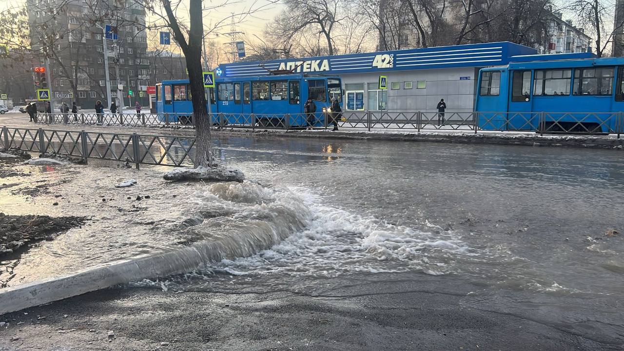 В Новокузнецке на Дружбы затопило дорогу из-за аварии на сетях  