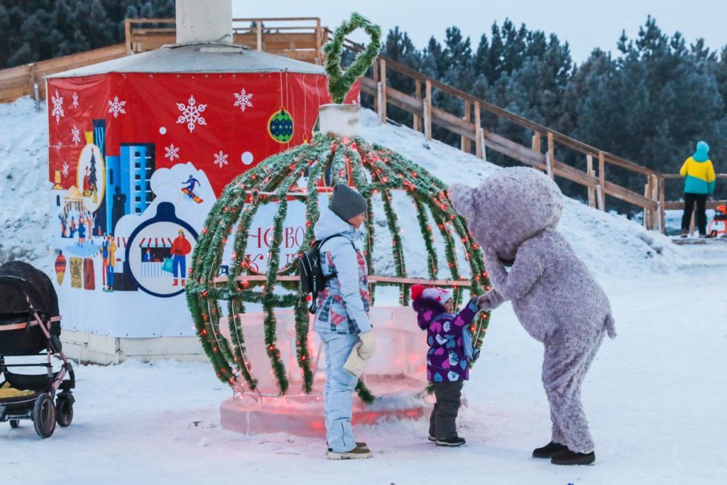 Горняк из Кузбасса подарил шахтерскому поселку гигантскую елочную игрушку