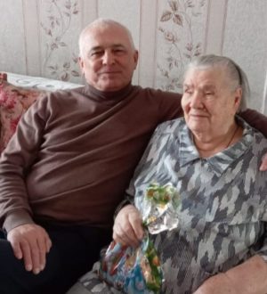 В Новокузнецке полицейские поздравили тружеников тыла, отслуживших в органах МВД, с Новым годом