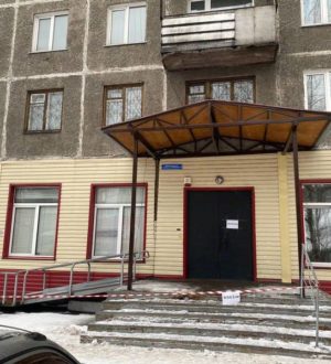В Новокузнецке отремонтировали опасный козырек у входа в стоматологию