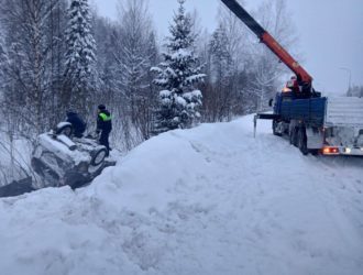 Сотрудники Госавтоинспекции Кузбасса спасли водителя из снежного плена