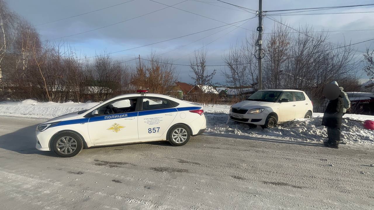 Госавтоинспекторы Кузбасса спасли автомобилистку из снежного плена