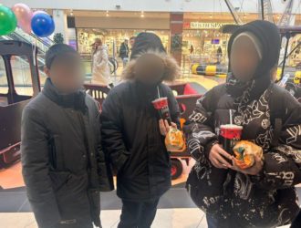 В Новокузнецке полицейские вернули родителям пропавших трёх школьников