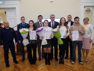 Губернатор Кузбасса вручил детям-сиротам свидетельства на приобретение жилья