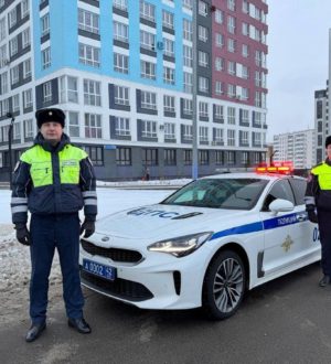 Госавтоинспекторы Кузбасса помогли автомобилистке в беде