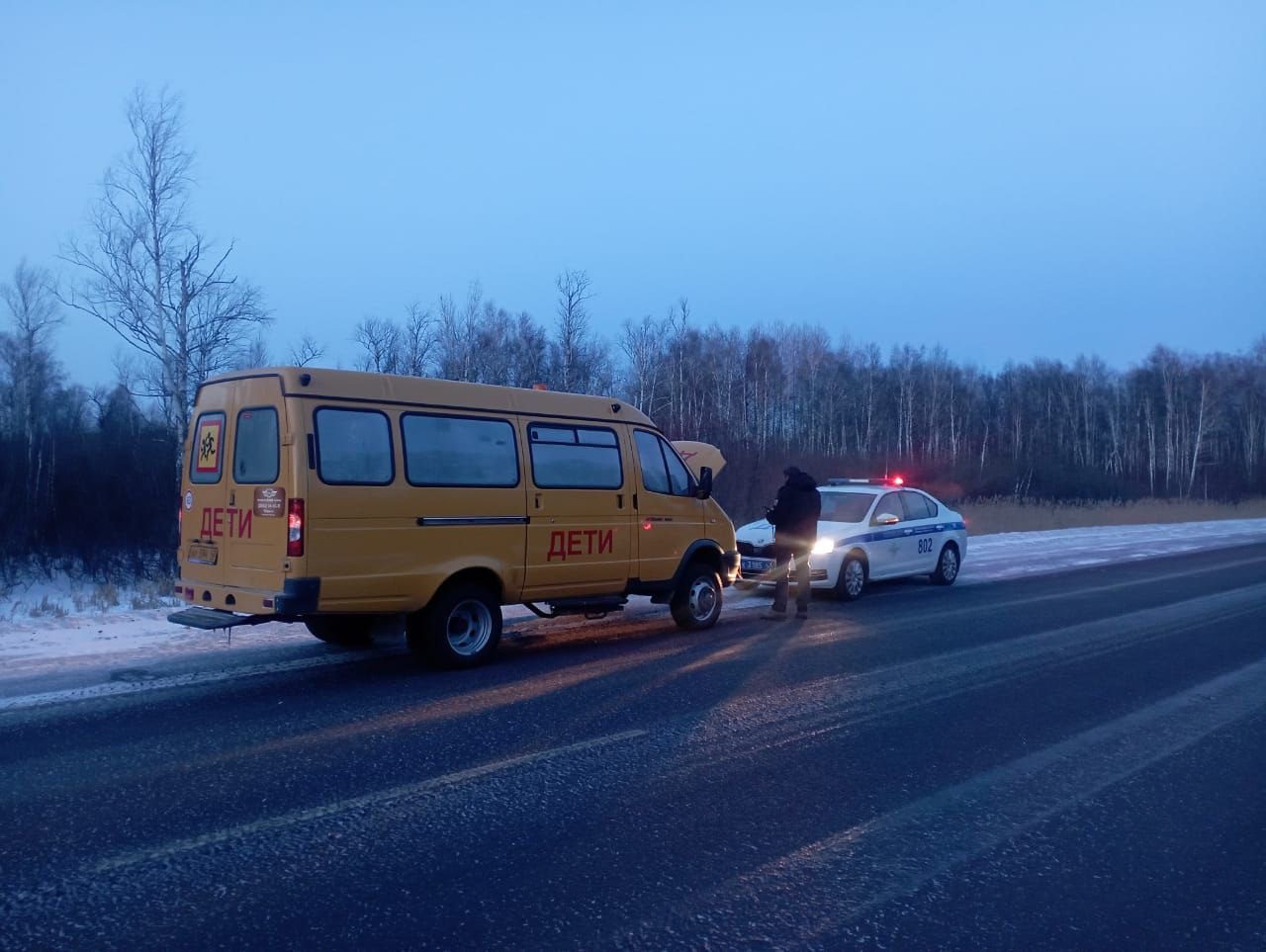 Госавтоинспекторы помогли водителю школьного автобуса с детьми, заглохшего на трассе в Кузбассе