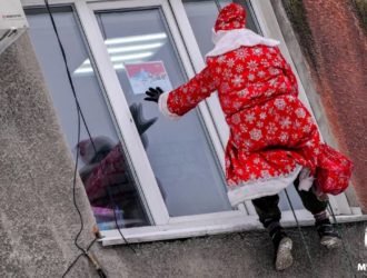 Деды Морозы-спасатели необычным образом поздравили маленьких пациентов больниц