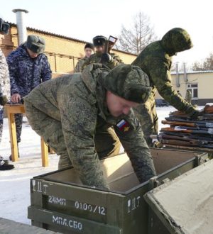 Крупную партию оружия передали росгвардейцы Кузбасса военнослужащим в зону СВО