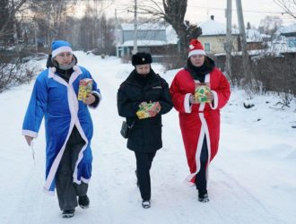 Кемеровские социальные службы дарят заботу и безопасность детям в новогодние каникулы