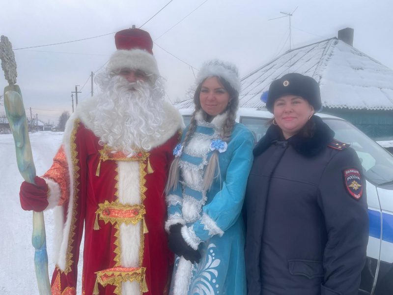 В Ленинске-Кузнецком полицейские стали участниками всероссийской акции «Полицейский Дед Мороз»