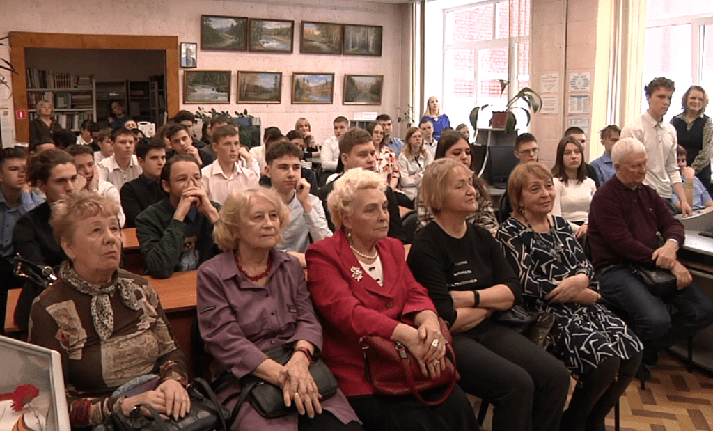 О фронтовике и писателе Иване Рогинцеве: студенты Новокузнецка узнают о войне из первых уст