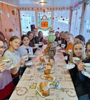 В Топках работают бесплатные новогодние чайные