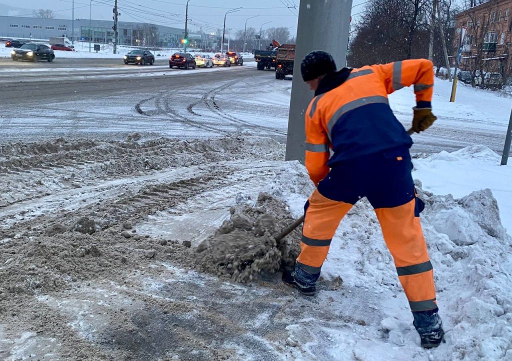 В Новокузнецке дорожные службы в усиленном режиме борются со снегом