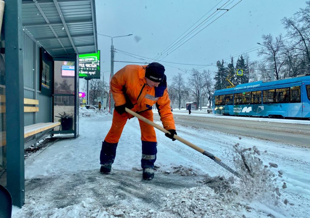 В Новокузнецке дорожные службы в усиленном режиме борются со снегом