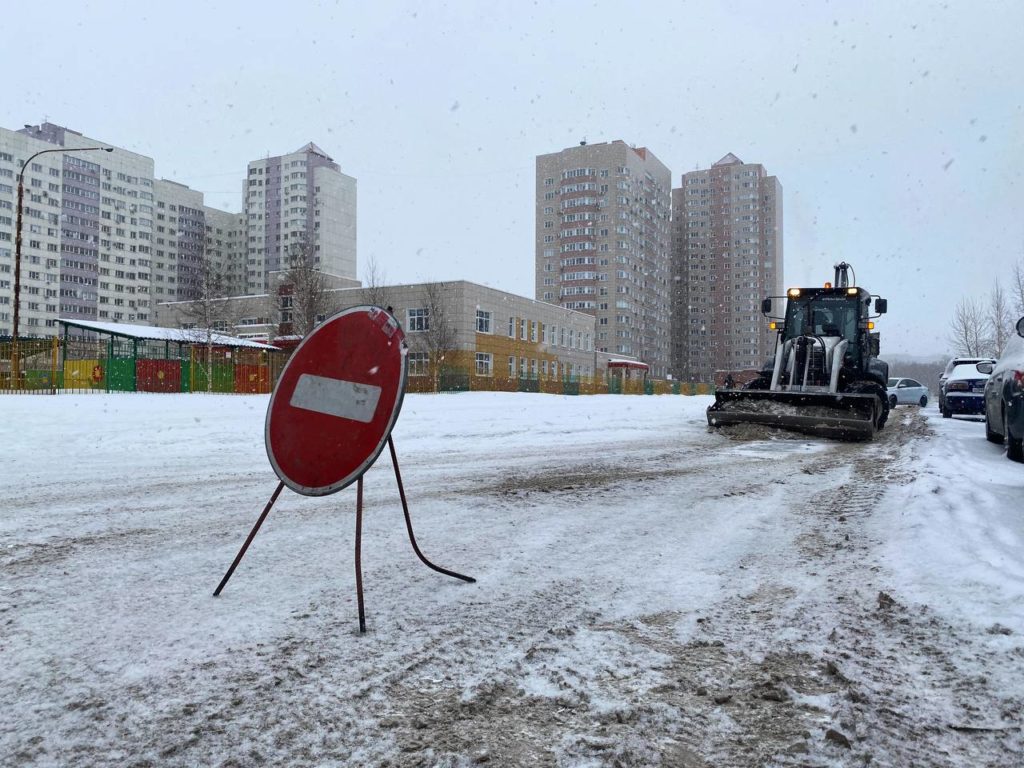 В Новокузнецке дорожные службы в усиленном режиме борются со снегом