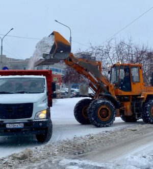 В Новокузнецке дорожные службы в усиленном режиме борются со снегом