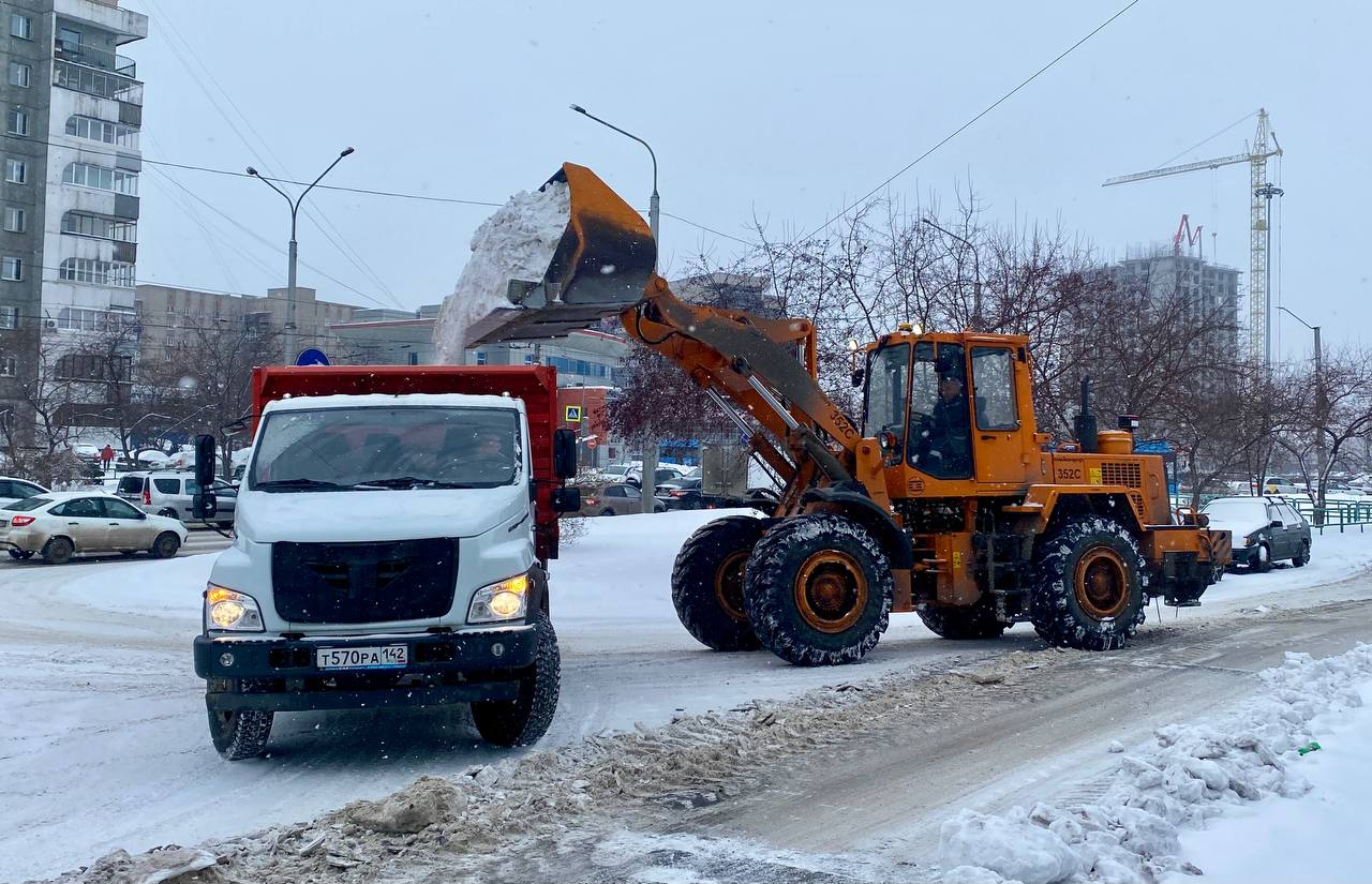 В Новокузнецке дорожные службы в усиленном режиме борются со снегом