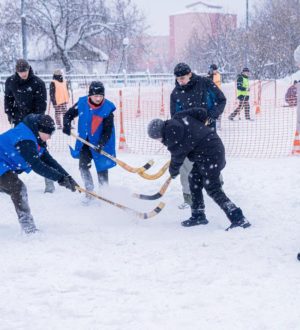 В Междуреченске турнир по хоккею в валенках посвятили 80-й годовщине Победы