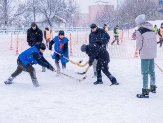 В Междуреченске турнир по хоккею в валенках посвятили 80-й годовщине Победы