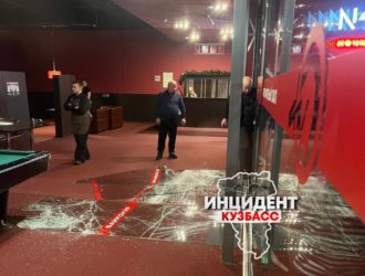 В Кемерове на концерте известного блогера из-за давки разбили стеклянные двери