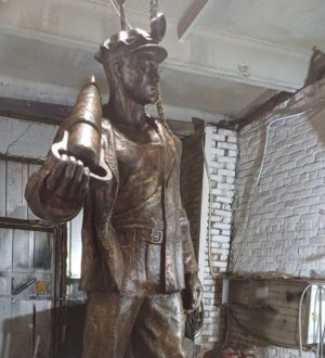 В Анжеро-Судженске восстановили двухметровый памятник шахтеру на народные деньги