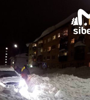 Следком Кузбасса ведет проверку: в Шерегеше сошедший с крыши дома снег травмировал людей