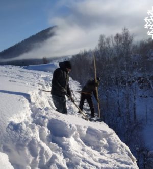 После ЧП в Шерегеше глава Таштагольского района поручил очистить крыши домов от снега