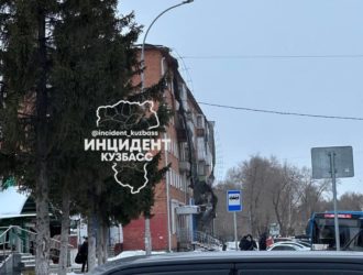 В жилом районе Ягуновский в Кемерове приступили к восстановлению поврежденной крыши  