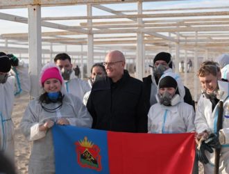 Кузбасские волонтеры очистили от мазута более 6,5 километров пляжа в Анапе