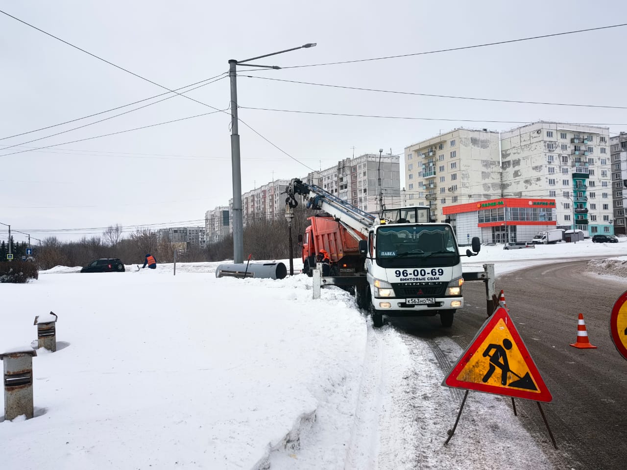 В Новокузнецке идет строительство новой контактной сети троллейбуса в Новоильинском районе