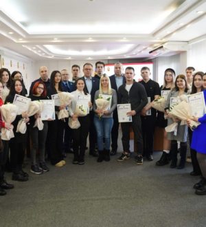 Губернатор Кузбасса вручил жилищные свидетельства детям-сиротам в Новокузнецке