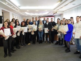 Губернатор Кузбасса вручил жилищные свидетельства детям-сиротам в Новокузнецке