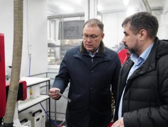 Губернатор Кузбасса побывал на производстве, где изготавливают технику для СВО