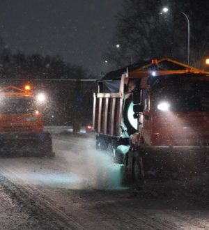 В Кемерове дорожные службы продолжают устранять последствия снегопада