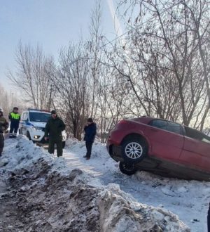 В Кузбассе водитель сбил женщину и подростка на тротуаре